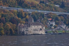Замок и женевское озеро Chillon около курорта Монтрё, Швейцарии стоковое фото rf Замок и женевское озеро Chillon около курорта Монтрё, Швейцарии стоковое фото rf