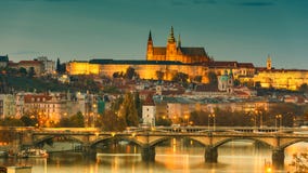 Замок Праги в светах, панорамный взгляд от Vysehrad стоковое изображение rf Замок Праги в светах, панорамный взгляд от Vysehrad стоковое изображение rf