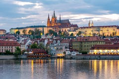 Замок Праги с собором St Vitus над меньшим городком Mala Strana на заходе солнца, чехии стоковая фотография Замок Праги с собором St Vitus над меньшим городком Mala Strana на заходе солнца, чехии стоковая фотография