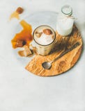 Замороженный коктеиль кофе latte карамельки с молоком в стекле Стоковое Фото Замороженный коктеиль кофе latte карамельки с молоком в стекле Стоковое Фото