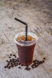 Замороженный кофе americano черный на старой деревянный стол стоковая фотография Замороженный кофе americano черный на старой деревянный стол стоковая фотография