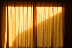 Занавесы нарисованные светлого мягкого желтого пастельного цвета Стоковая Фотография Занавесы нарисованные светлого мягкого желтого пастельного цвета Стоковая Фотография