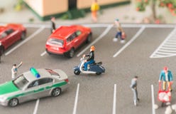 Занятая городская жизнь с миниатюрными людьми и автомобилями на оживленной улице стоковое фото Занятая городская жизнь с миниатюрными людьми и автомобилями на оживленной улице стоковое фото
