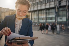 Занятая женщина второпях, она не имеет время, она идет съесть закуску на идти Работник есть, выпивая кофе стоковые изображения Занятая женщина второпях, она не имеет время, она идет съесть закуску на идти Работник есть, выпивая кофе стоковые изображения