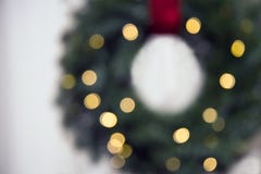 Запачканная предпосылка рождества с загоренный венком гирлянды стоковое фото Запачканная предпосылка рождества с загоренный венком гирлянды стоковое фото