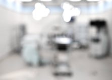 Запачканная предпосылка современной операционной на медицинском интерьере больницы с оборудованием машины анестезиологии стоковая фотография Запачканная предпосылка современной операционной на медицинском интерьере больницы с оборудованием машины анестезиологии стоковая фотография