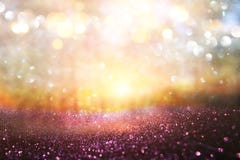 Запачканное абстрактное фото света разрывало среди деревьев и светов bokeh яркого блеска золотых стоковые изображения rf Запачканное абстрактное фото света разрывало среди деревьев и светов bokeh яркого блеска золотых стоковые изображения rf