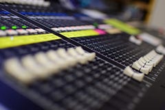 Запачканное родовое фото смесителя и выравнивателя Soundboard передачи музыки концерта с глубиной поля слайдеров отмелой Стоковые Изображения RF Запачканное родовое фото смесителя и выравнивателя Soundboard передачи музыки концерта с глубиной поля слайдеров отмелой Стоковые Изображения RF