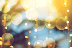 Запачканное светлое bokeh с пальмой кокоса на заходе солнца стоковое фото rf Запачканное светлое bokeh с пальмой кокоса на заходе солнца стоковое фото rf