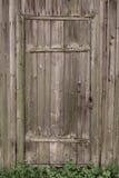 Запертая деревянная дверь старого деревянного дома текстура древесины стоковая фотография rf Запертая деревянная дверь старого деревянного дома текстура древесины стоковая фотография rf