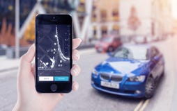 Запуск применения Uber на дисплее iPhone Яблока в женской руке Запуск применения Uber на дисплее iPhone Яблока в женской руке