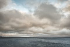 Зарево облаков над гаванью вдоль Атлантического океана Стоковые Фотографии RF Зарево облаков над гаванью вдоль Атлантического океана Стоковые Фотографии RF