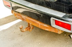 Заржаветый автомобиль towbar стоковые изображения rf Заржаветый автомобиль towbar стоковые изображения rf
