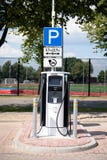 зарядная станция автомобиля электротранспорта в общественной автостоянке стоковое фото rf зарядная станция автомобиля электротранспорта в общественной автостоянке стоковое фото rf