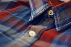 Застегнутый воротник красной и голубой checkered рубашки, стоковая фотография rf Застегнутый воротник красной и голубой checkered рубашки, стоковая фотография rf