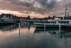 Затаите взгляд от рядом с вокзала в красивом Luzern Люцерне Швейцарии стоковые изображения rf Затаите взгляд от рядом с вокзала в красивом Luzern Люцерне Швейцарии стоковые изображения rf