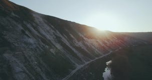 Захватывать ландшафта горы воздушный с взглядом трутня изумляя сток-видео Захватывать ландшафта горы воздушный с взглядом трутня изумляя сток-видео