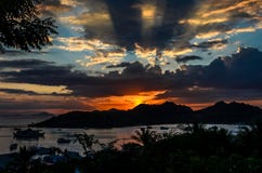 Заход солнца Labuan Bajo стоковое изображение rf Заход солнца Labuan Bajo стоковое изображение rf