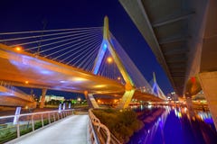 Заход солнца моста Бостона Zakim в Массачусетсе стоковое фото rf Заход солнца моста Бостона Zakim в Массачусетсе стоковое фото rf