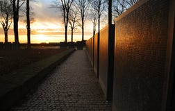 Заход солнца над кладбищем Langemark WW1 немецким воинским, Бельгией стоковые фото Заход солнца над кладбищем Langemark WW1 немецким воинским, Бельгией стоковые фото