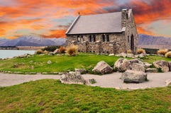 Заход солнца над церковью хорошего чабана на озере Tekapo - новом Стоковая Фотография RF Заход солнца над церковью хорошего чабана на озере Tekapo - новом Стоковая Фотография RF