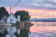 Заход солнца в спокойных водах Albufera de Валенсия, Испании Езда шлюпки в заходе солнца спокойных вод Albufera de стоковое изображение Заход солнца в спокойных водах Albufera de Валенсия, Испании Езда шлюпки в заходе солнца спокойных вод Albufera de стоковое изображение