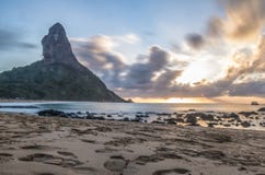 Заход солнца на пляже da Conceicao Прая с Morro делает Pico на предпосылке - Фернандо de Noronha, Pernambuco, Бразилии Стоковое фото RF Заход солнца на пляже da Conceicao Прая с Morro делает Pico на предпосылке - Фернандо de Noronha, Pernambuco, Бразилии Стоковое фото RF