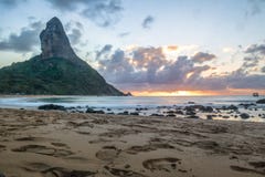 Заход солнца на пляже da Conceicao Прая с Morro делает Pico на предпосылке - Фернандо de Noronha, Pernambuco, Бразилии Стоковая Фотография RF Заход солнца на пляже da Conceicao Прая с Morro делает Pico на предпосылке - Фернандо de Noronha, Pernambuco, Бразилии Стоковая Фотография RF