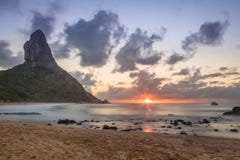 Заход солнца на пляже da Conceicao Прая с Morro делает Pico на предпосылке - Фернандо de Noronha, Pernambuco, Бразилии Стоковые Изображения RF Заход солнца на пляже da Conceicao Прая с Morro делает Pico на предпосылке - Фернандо de Noronha, Pernambuco, Бразилии Стоковые Изображения RF