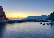 Заход солнца над гаванью Vernazza, Cinque Terre, Италией стоковые изображения rf Заход солнца над гаванью Vernazza, Cinque Terre, Италией стоковые изображения rf