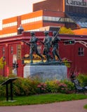 Заход солнца над мемориалом ветеранов Charlottetown в центре города со здани стоковое фото rf Заход солнца над мемориалом ветеранов Charlottetown в центре города со здани стоковое фото rf