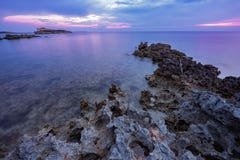 Заход солнца над морем в Sardinian западном побережье, Италия стоковая фотография Заход солнца над морем в Sardinian западном побережье, Италия стоковая фотография