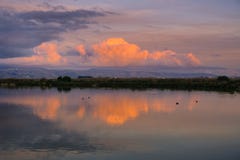 Заход солнца покрасил облака над горами Santa Cruz отраженными в прудах южного San Francisco Bay, Sunnyvale, Калифорнии Стоковые Изображения RF Заход солнца покрасил облака над горами Santa Cruz отраженными в прудах южного San Francisco Bay, Sunnyvale, Калифорнии Стоковые Изображения RF