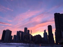 Заход солнца Чикаго от Lake Michigan, наслаждается цветами и внушительными зданиями стоковое изображение Заход солнца Чикаго от Lake Michigan, наслаждается цветами и внушительными зданиями стоковое изображение