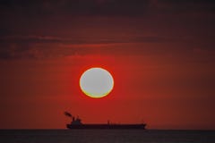 Заходящее солнце за кораблем - заход солнца над взглядами Curacao океана Стоковые Изображения RF Заходящее солнце за кораблем - заход солнца над взглядами Curacao океана Стоковые Изображения RF