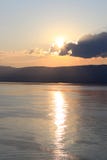 Заходящее солнце устанавливало на море, и корова находилась на своем доме пути стоковые изображения Заходящее солнце устанавливало на море, и корова находилась на своем доме пути стоковые изображения