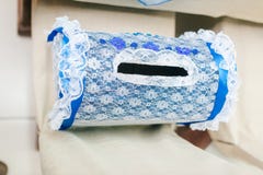 Зашнурованная голубая копилка для новобрачных на белой предпосылке стоковое изображение Зашнурованная голубая копилка для новобрачных на белой предпосылке стоковое изображение