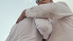 2 зверских люд в белых рубашках и борода приветствуют один другого с рукопожатием видеоматериал 2 зверских люд в белых рубашках и борода приветствуют один другого с рукопожатием видеоматериал