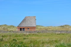 Здание бунгало укрытия овец в национальном парке De Muy в Нидерланд на Texel стоковые изображения Здание бунгало укрытия овец в национальном парке De Muy в Нидерланд на Texel стоковые изображения