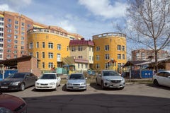 Здание детского сада в жилом районе города Krasnoyarsk стоковые фотографии rf Здание детского сада в жилом районе города Krasnoyarsk стоковые фотографии rf