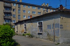 здание Одн-этажа на предпосылке новый 5-этаж стоковое фото здание Одн-этажа на предпосылке новый 5-этаж стоковое фото
