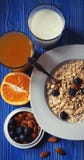 Здоровая еда, еда и концепция диеты - вкусная овсяная каша с ягодами и стеклом апельсинового сока стоковая фотография Здоровая еда, еда и концепция диеты - вкусная овсяная каша с ягодами и стеклом апельсинового сока стоковая фотография