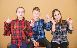 Здоровое питание dieting и витамина Мальчик и подруги едят закуску яблока пока ослабляющ Концепция закуски школы Подросток стоковое фото Здоровое питание dieting и витамина Мальчик и подруги едят закуску яблока пока ослабляющ Концепция закуски школы Подросток стоковое фото