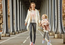 Здоровые мать и ребенок на Pont de Bir-Hakeim наводят идти стоковое фото Здоровые мать и ребенок на Pont de Bir-Hakeim наводят идти стоковое фото