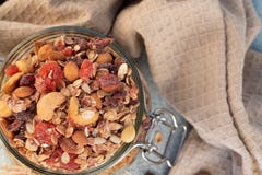 Здоровый завтрак - стеклянные опарникы овса шелушатся, granola с высушенный стоковые изображения rf Здоровый завтрак - стеклянные опарникы овса шелушатся, granola с высушенный стоковые изображения rf