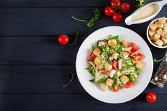 Здоровый зажаренный салат цезаря цыпленка с томатами, сыром и гренками стоковые фото Здоровый зажаренный салат цезаря цыпленка с томатами, сыром и гренками стоковые фото