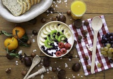 Здоровый свежий завтрак с фруктовым соком и гайками йогурта хлеба на деревянной таблице стоковое фото rf Здоровый свежий завтрак с фруктовым соком и гайками йогурта хлеба на деревянной таблице стоковое фото rf