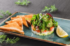 Здоровый свежий салат с авокадоом, семгами, зелеными цветами, arugula, шпинатом и сыром с тостом в плите над темной предпосылкой стоковое изображение rf Здоровый свежий салат с авокадоом, семгами, зелеными цветами, arugula, шпинатом и сыром с тостом в плите над темной предпосылкой стоковое изображение rf