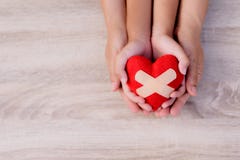 Здравоохранение, влюбленность, донорство органов, страхование семьи и концепция CSR стоковое изображение Здравоохранение, влюбленность, донорство органов, страхование семьи и концепция CSR стоковое изображение