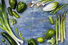 Зеленая группа veggies Вегетарианские ингридиенты обедающего Зеленое разнообразие овощей Надземное, плоское положение, взгляд све стоковое изображение rf Зеленая группа veggies Вегетарианские ингридиенты обедающего Зеленое разнообразие овощей Надземное, плоское положение, взгляд све стоковое изображение rf